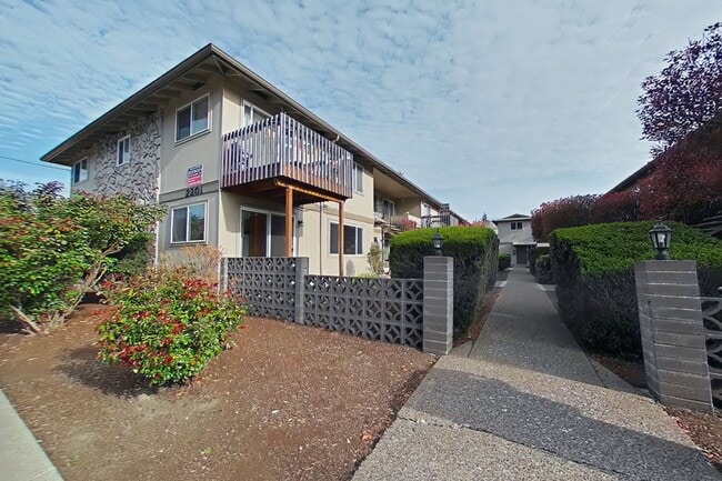 Building Photo - 2 Bedroom Apartment ~ Close to Campus ~ Ca... Unit 2201 NW Grant #5