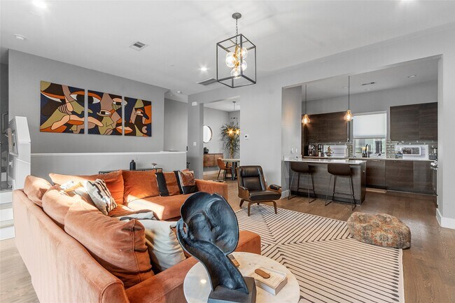 Photo - 2104 Dennis St