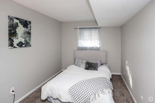 2BR, 1BA - 953 SF