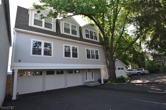 Building Photo - 676 Bloomfield Ave Unit 6