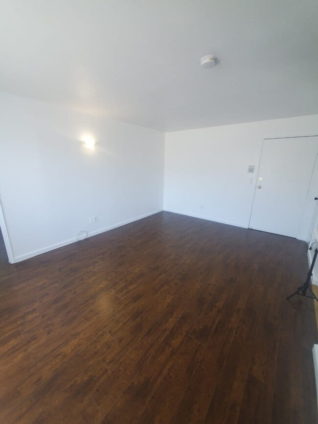 Living Room - 516 N Oxford Ave