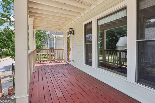 Photo - 663 Windsor St SW