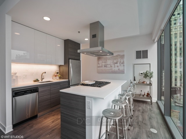 Building Photo - 355 W Hubbard St Unit 913