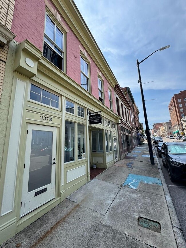 Photo - 237 N Sycamore St
