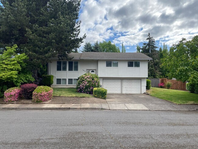 3 Bedroom 2.5 bath Split level house - 3 Bedroom 2.5 bath Split level house