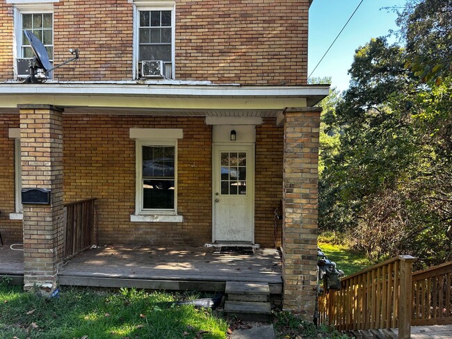 Building Photo - Spacious & Updated 2-Bedroom Apartment Unit A