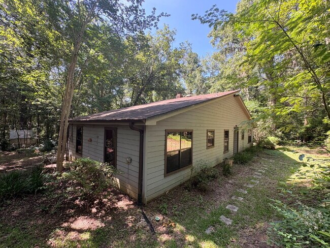 Charming 3-Bed, 2-Bath Home with 1623 sq. ft. of Comfort in the North Side of Tallahassee!