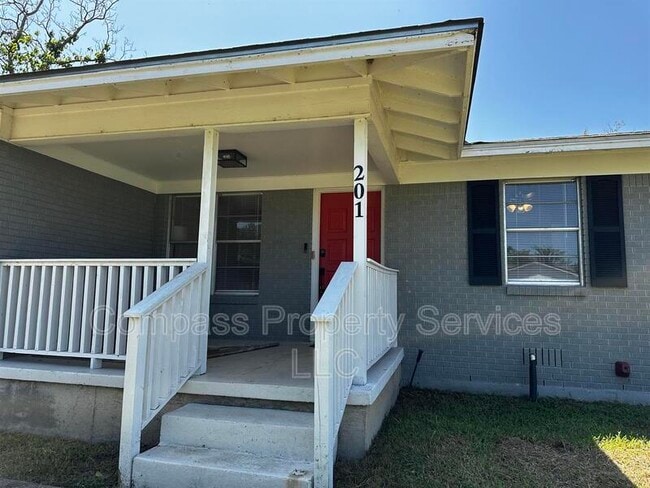 Photo - 201 Waters St