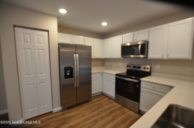 Photo - 350 Dolphin St SE