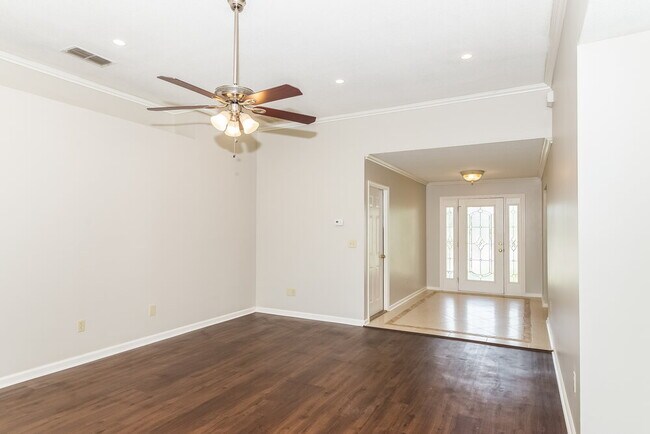 Photo - 2077 Willesdon Dr W