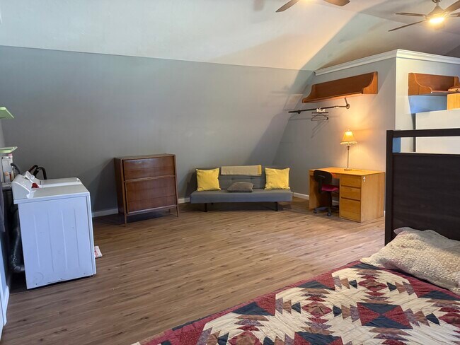 1906 Main St Unit Studio