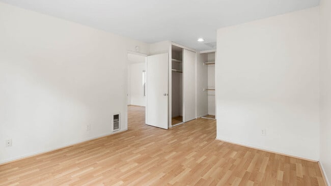 Dormitorio con suelo de superficie dura - Riva Terra Apartments at Redwood Shores