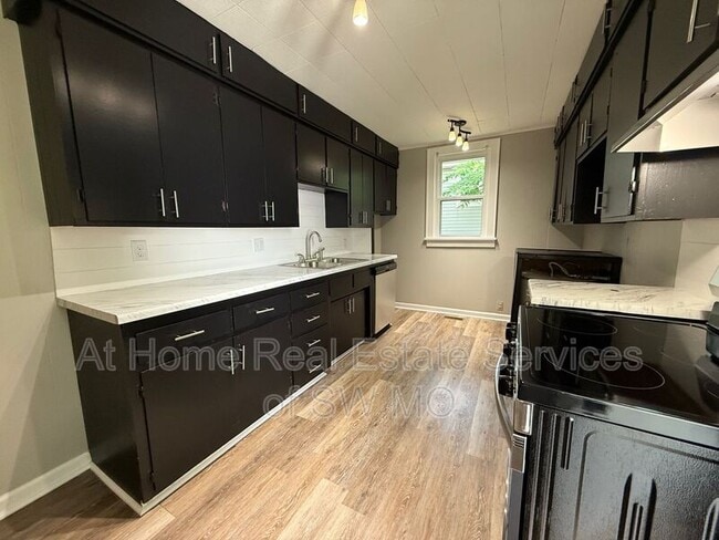 Building Photo - 722 S Market Ave Rental