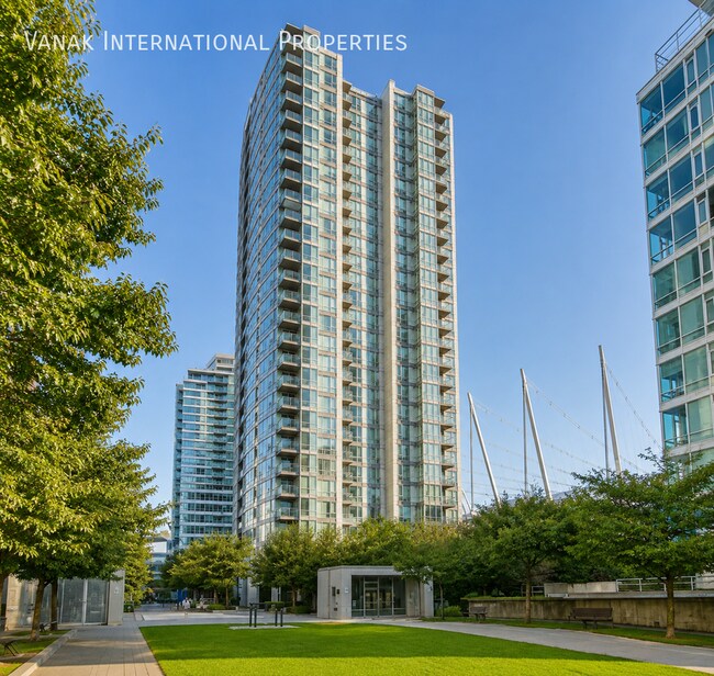 Building Photo - 2 Bed + Den + Solarium | 2 Bath | Parking | Spectrum