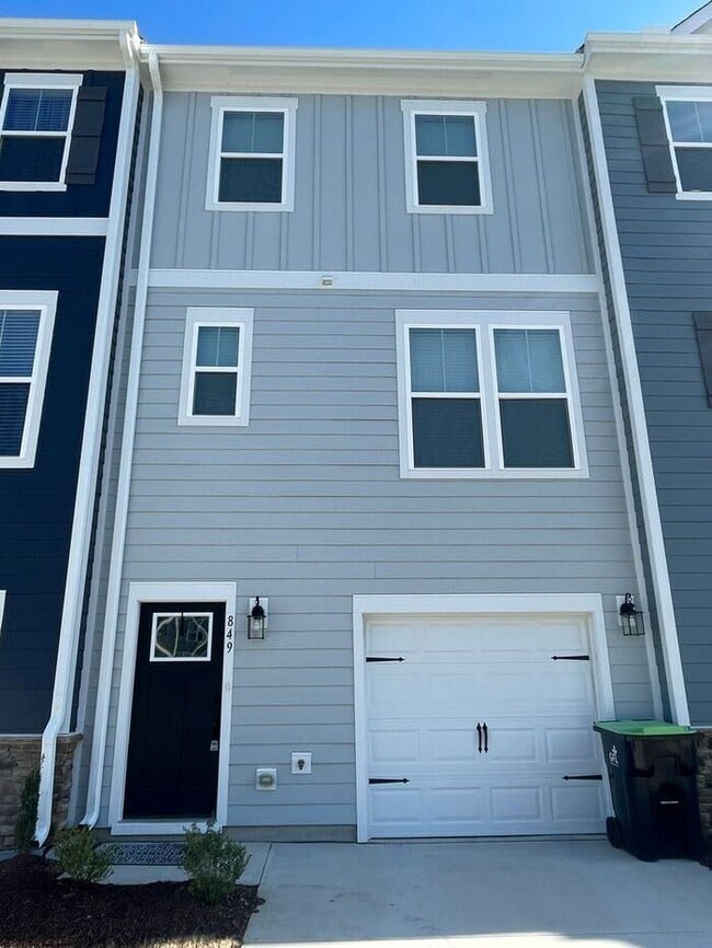 Building Photo - Scenic 3-Bed Townhome with Screened Porch, First Floor Storage & 1-Car Garage – Overlooking the G...