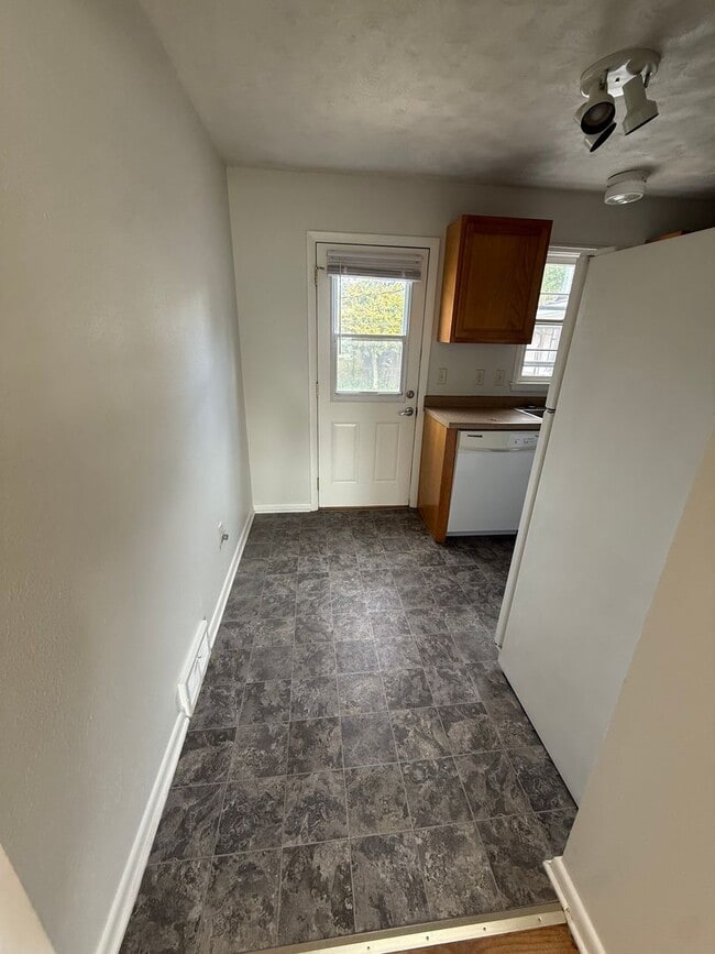 Photo - * SPOOKTACULAR SPECIAL * Spacious 3-Bedroo...