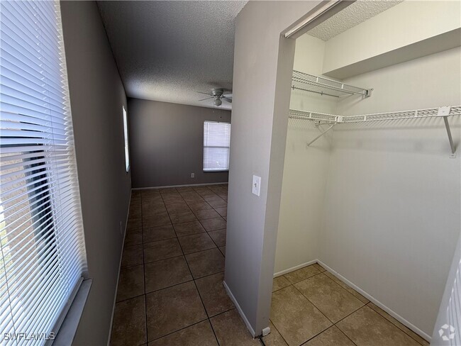 Building Photo - 5323 Summerlin Rd Unit 2316 Rental