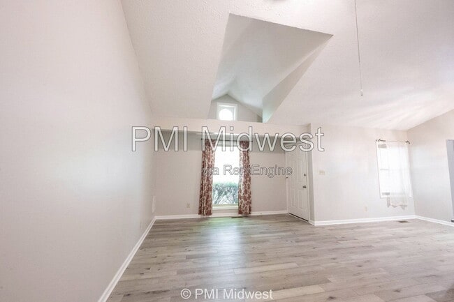 Photo - 100 E King St