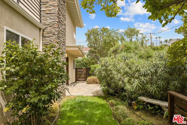 Photo - 907 Las Pulgas Rd