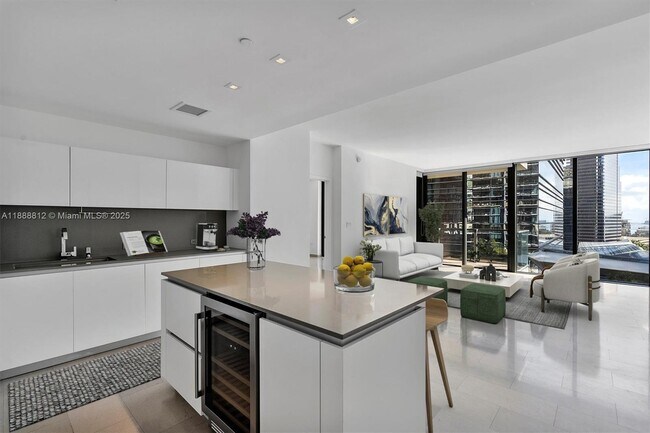 Building Photo - 88 SW 7th St Unit 1007