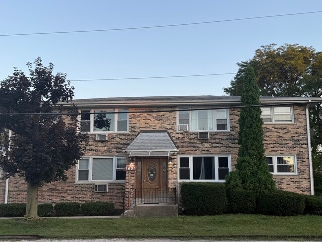 Building Photo - 7601 Banks St Unit 1W