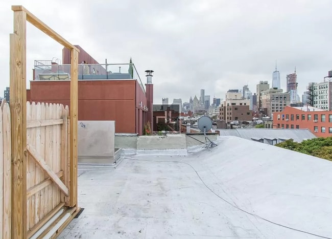 Building Photo - Mott Street