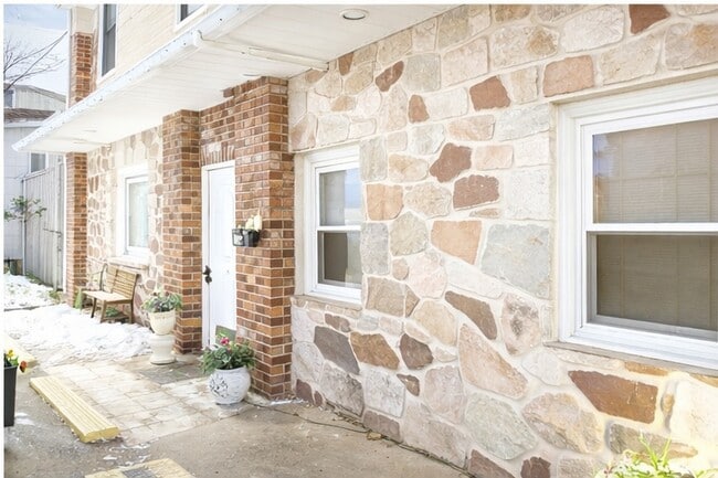 Building Photo - 1507 Meetinghouse Rd Unit C