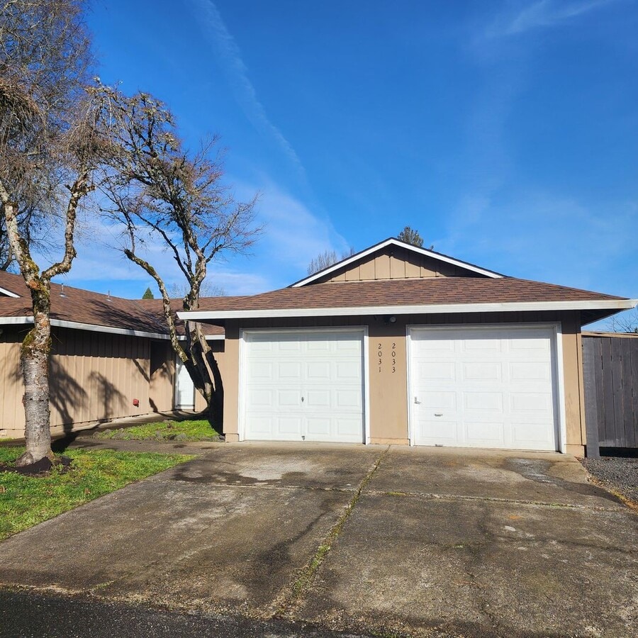 Tucked away 2 Bed 1 Bath Duplex in Hillsboro - Tucked away 2 Bed 1 Bath Duplex in Hillsboro