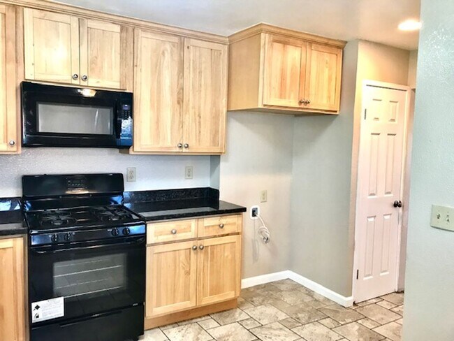 Photo - 3 bed 1.5 bath Townhouse in Richmond - AVA...