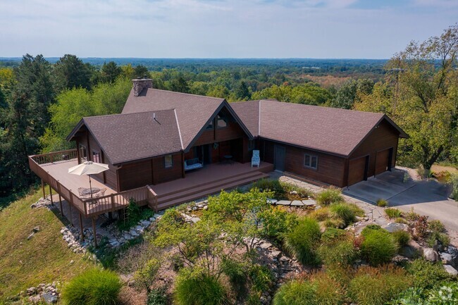 Building Photo - Three Bedroom Home in Hartford