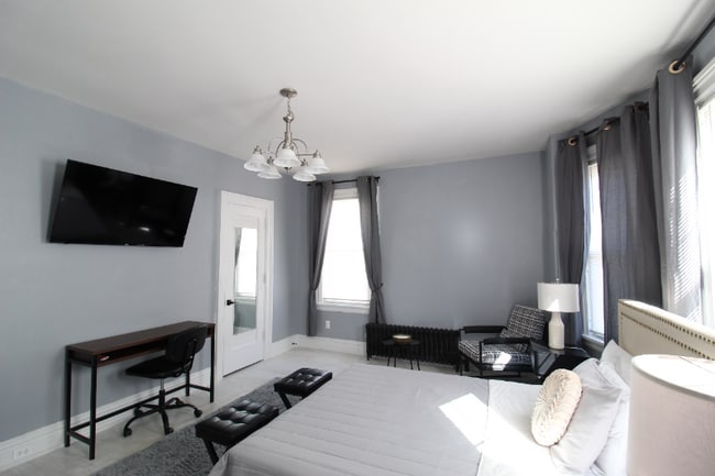 Building Photo - 800 Monroe Ave