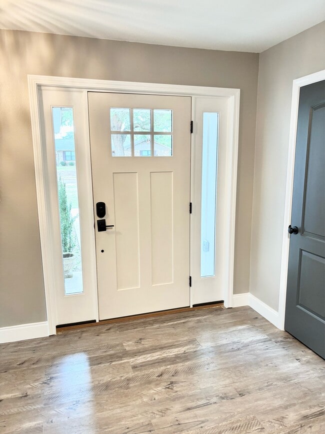 Photo - 2121 Oakstream Ave