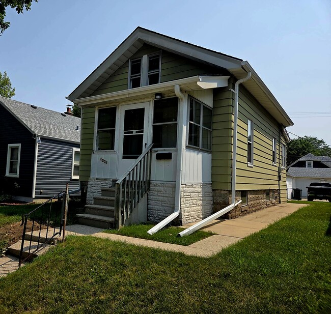 Building Photo - 2206 S 56th St Rental