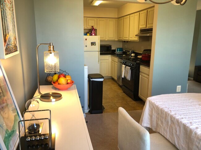 Dining room off kitchen - 2103 Walsh View Ter Unidad 302