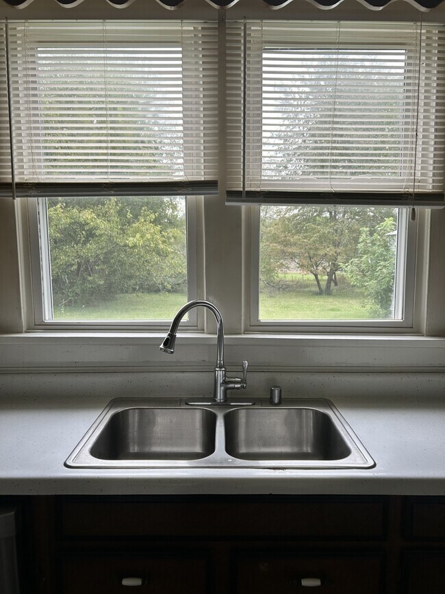 Vista del fregadero de la cocina - 157 Highland Ave