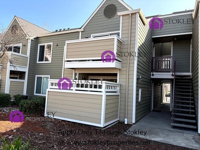 Building Photo - 130 Reflections Dr