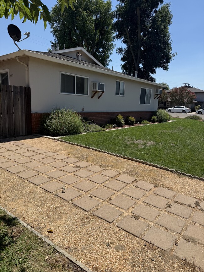 Photo - 1335 W Walnut St