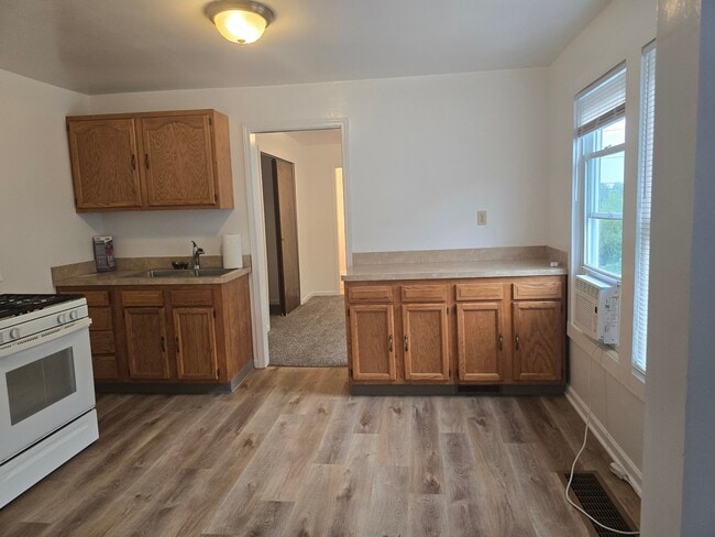 Building Photo - 1384 Pondview Ave Unit 1384 Pondview Avenue 3