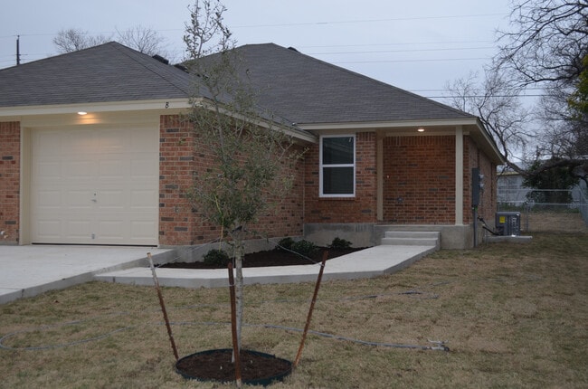 Building Photo - 211 Coby Dr Unit A-SHOWABLE Rental