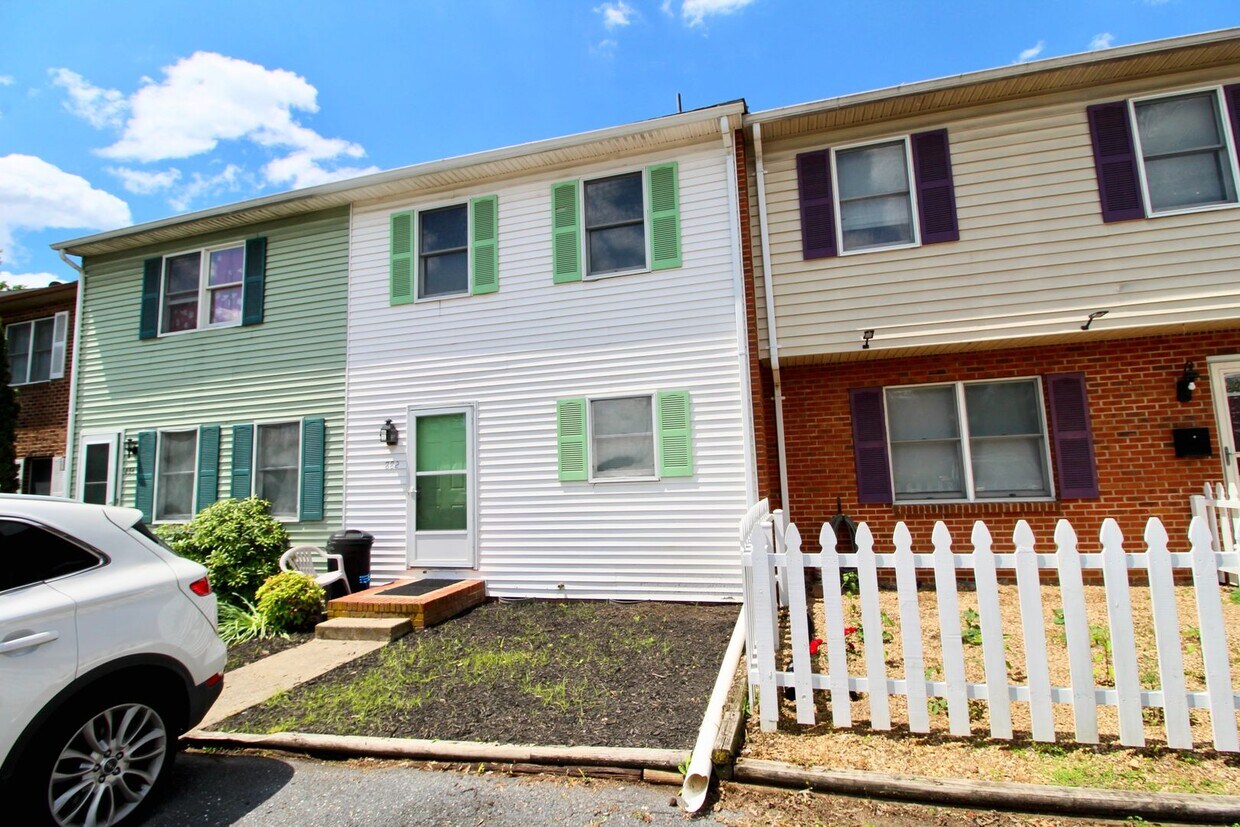 Townhome with new carpet for rent in the m... - Townhome with new carpet for rent in the m...