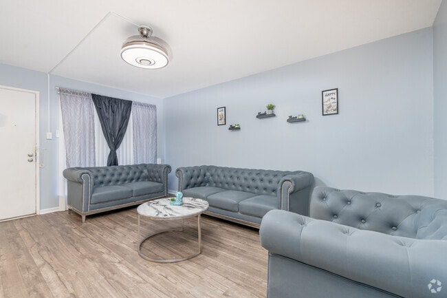 1BR, 1BA - 672SF - Living Room