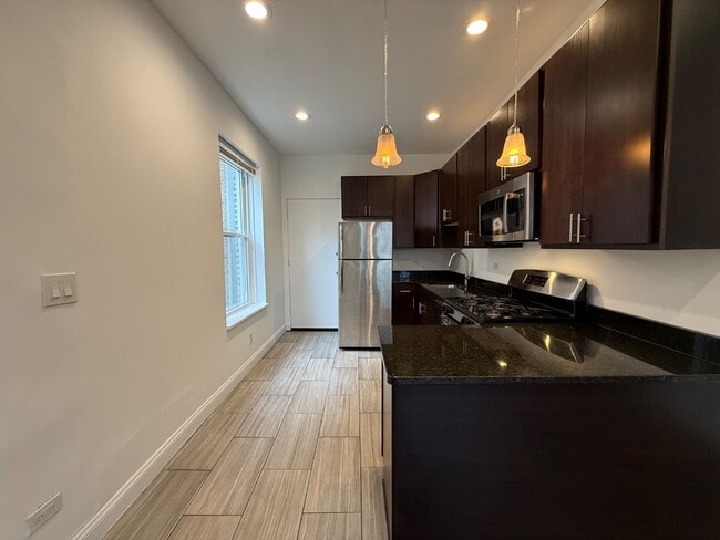 Building Photo - Rogers Park 2 Bed 1 Bath W/ Sun Room / Dog Friendly Unit 2