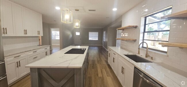 Building Photo - 5802 N Suwanee Ave Rental