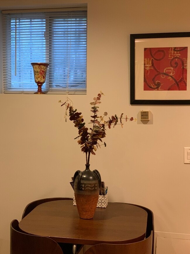 Table - 705 E St NE Unidad B