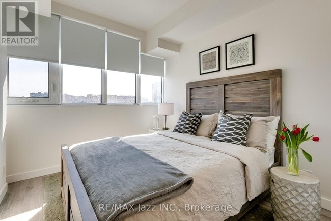 Photo - 100 Bond St E Unit 719