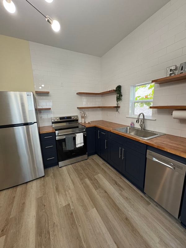 Photo - 405 Bender St