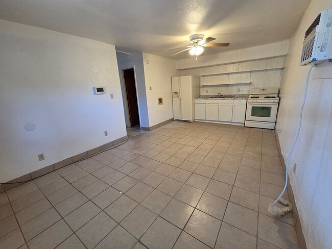 Photo - Small 2 bedroom 1 bath Apartment