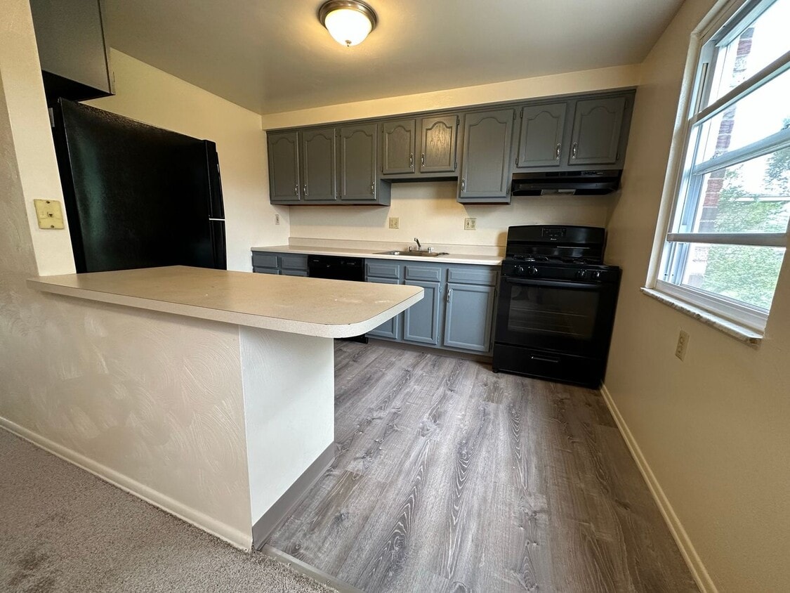Enticing 2BR Townhouse with Central A/C an... - Enticing 2BR Townhouse with Central A/C an...