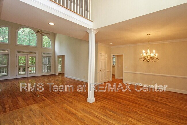 Photo - 800 Chelsea Park Dr NE
