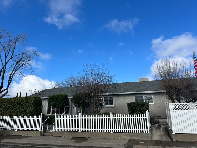 Building Photo - Welcome to this charming 2-bedroom, 2-bathroom home!